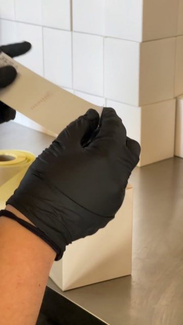 Les détails qui font la différence ✨
Etiquette personnalisée, ruban soigneusement noué ! Votre projet semi-personnalisé prend vie jusque dans le packaging 👀