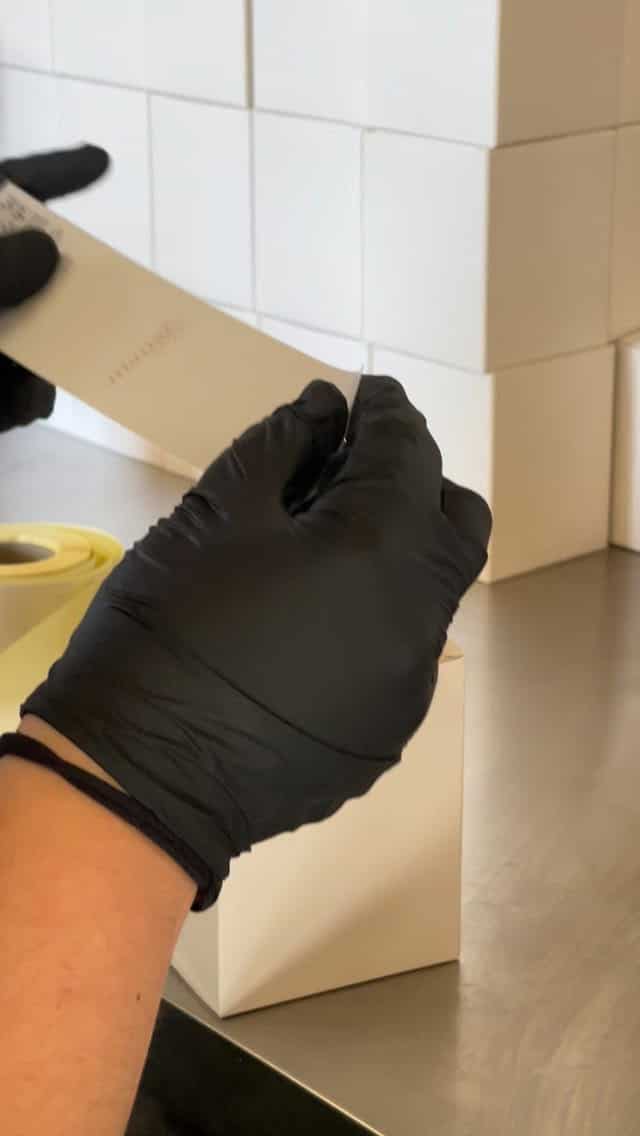 Les détails qui font la différence ✨
Etiquette personnalisée, ruban soigneusement noué ! Votre projet semi-personnalisé prend vie jusque dans le packaging 👀