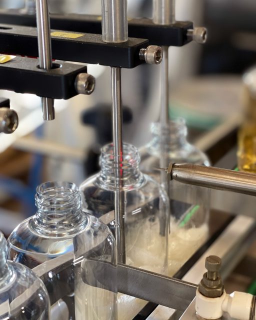 En pleine production de recharges de parfum ! ✨
Notre remplisseuse est en action, précision, régularité et efficacité pour garantir des flacons parfaitement remplis !
Derrière chaque recharge, il y a un savoir-faire 👀