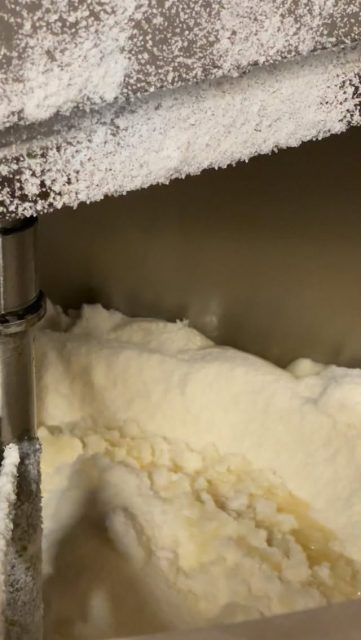 La cuve tourne, la production est lancée !
La cire est et en mouvement, les parfums se mélangent, et vos prochaines créations prennent vie ✨
C’est ici que tout commence !