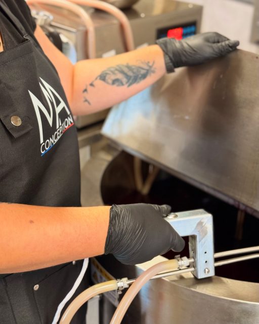Dans notre atelier, chaque bougie prend vie entre des mains minutieuses !
Du coulage à la finition, chaque geste compte et se fait avec soin, précision et passion. Un savoir-faire français ✨