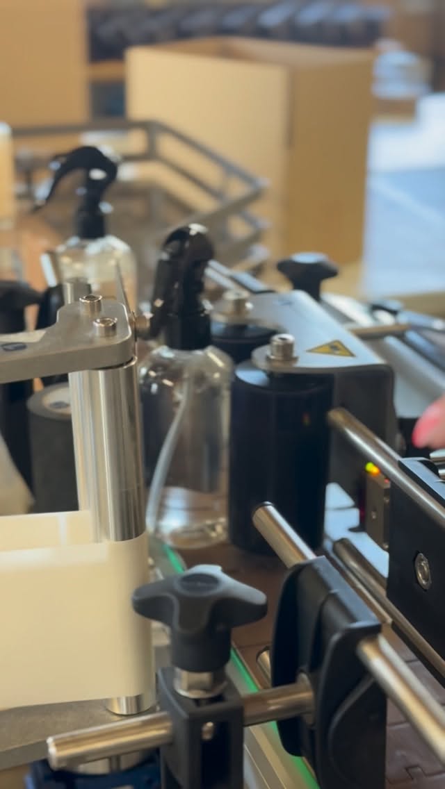 Production de brumes de linge ✨
Aujourd’hui, place à l’étiquetage en machine, une étape précise et soignée !