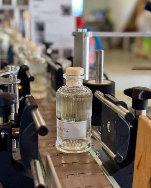 Chaque détail compte ! 

Un aperçu de quelques réalisations de diffuseurs avec un étiquetage personnalisé, conçus pour refléter l’identité de chaque marque 👀✨