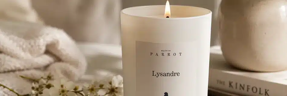 Bougie personnalisée blanche avec étiquette sur-mesure, exemple de création marque blanche par MA CONCEPTION