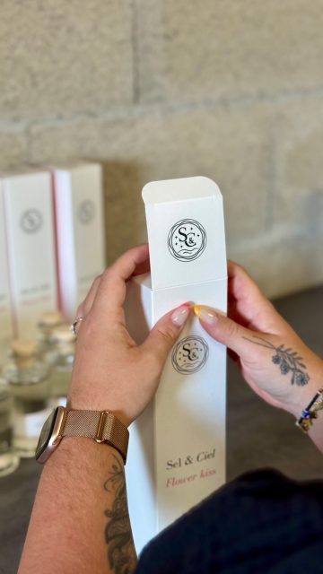 Votre packaging est le premier contact avec vos clients !
Des boites personnalisées conçues pour valoriser vos produits, renforcer votre image de marque et offrir une expérience d’ouverture soignée ✨